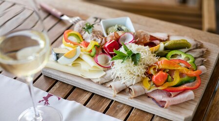 Delicious - Styrian Brettljause and a glass of wine  | © Thermen- & Vulkanland | Harald Eisenberger