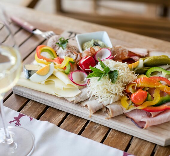 Delicious - Styrian Brettljause and a glass of wine  | © Thermen- & Vulkanland | Harald Eisenberger