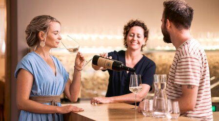 Wine tasting at Frauwallner winery | © Thermen- & Vulkanland | Robert Maybach