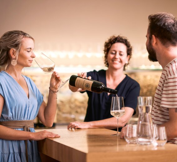 Wine tasting at Frauwallner winery | © Thermen- & Vulkanland | Robert Maybach