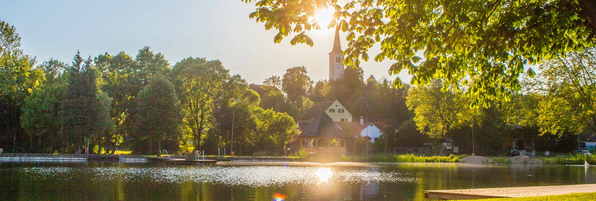 Sonne geht über die Stadtkulisse mit Blick aufs Wasser unter | © Marktgemeinde Burgau, Sandra Brünner