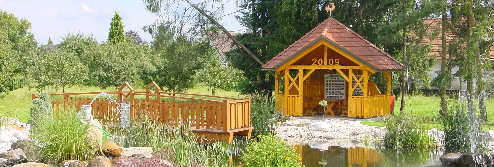 Kleiner Teich mit Holzbrücke im Ortsteil Salsach, Deutsch Goritz im Thermen- & Vulkanland Steiermark