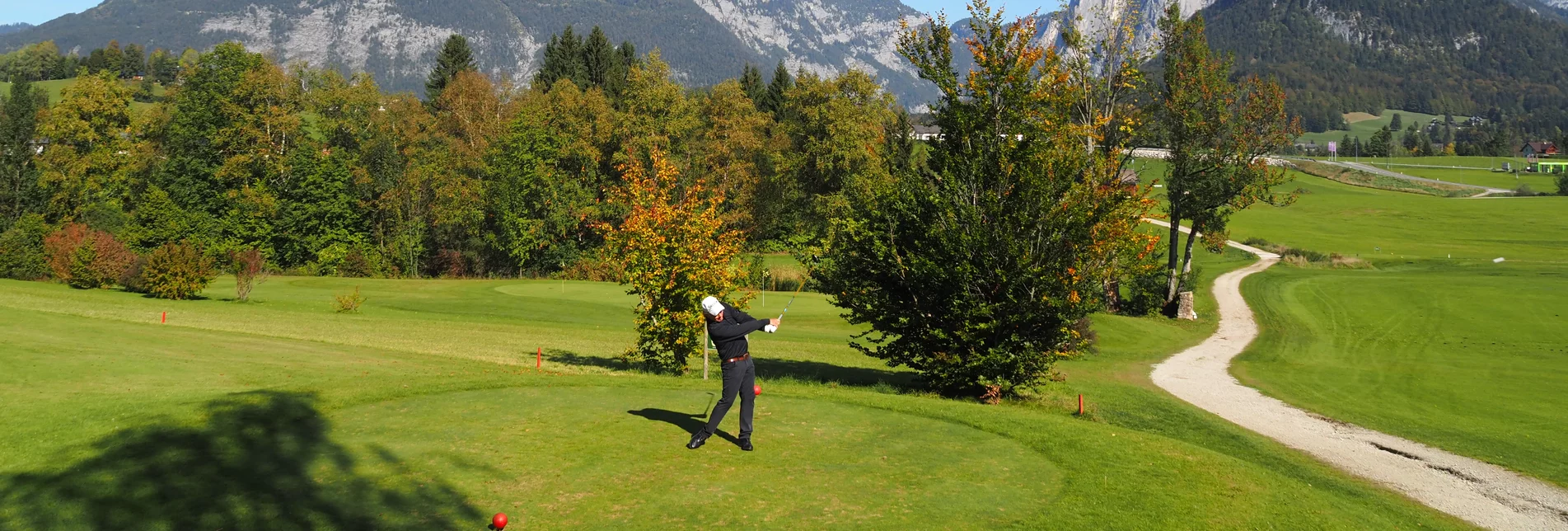 Ein Mann spielt im Ausseerland Salzkammergut Golf