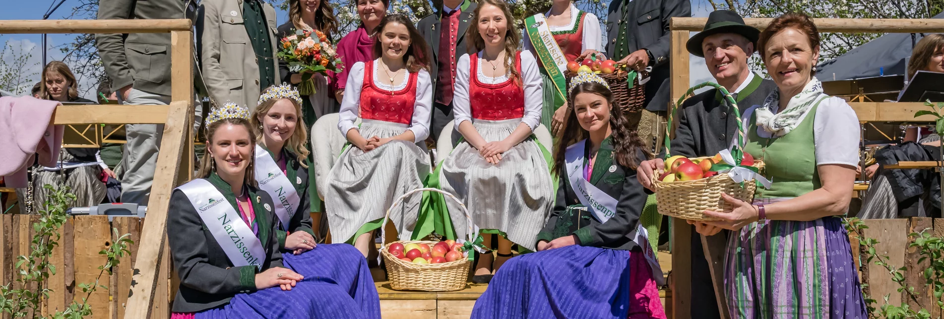 Apfelhoheiten beim Apfelblütenfest in der Oststeiermark Apfelhoheiten beim Apfelblütenfest in der Oststeiermark
