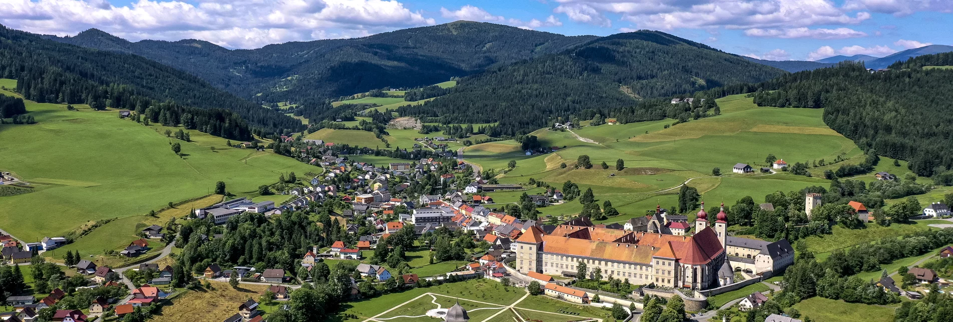 Blick von oben auf das Benediktinerstift St. Lambrecht mit Stiftsgarten