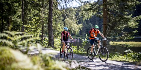 Radtour auf der Straße dem Etrachsee entlang durch den Wald