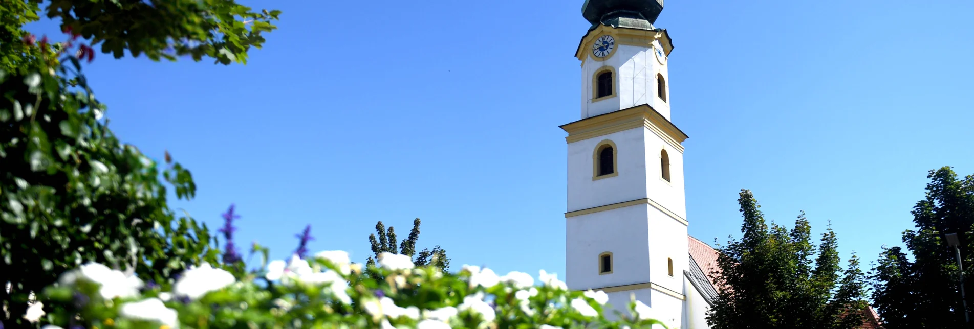 Kirche der Marktgemeinde Feldkirchen bei blauem Himmel