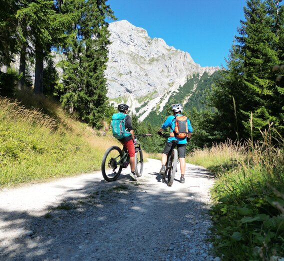 Mountainbiken mit Blick auf das Kaiserschild | © STG | Jesse Streibl