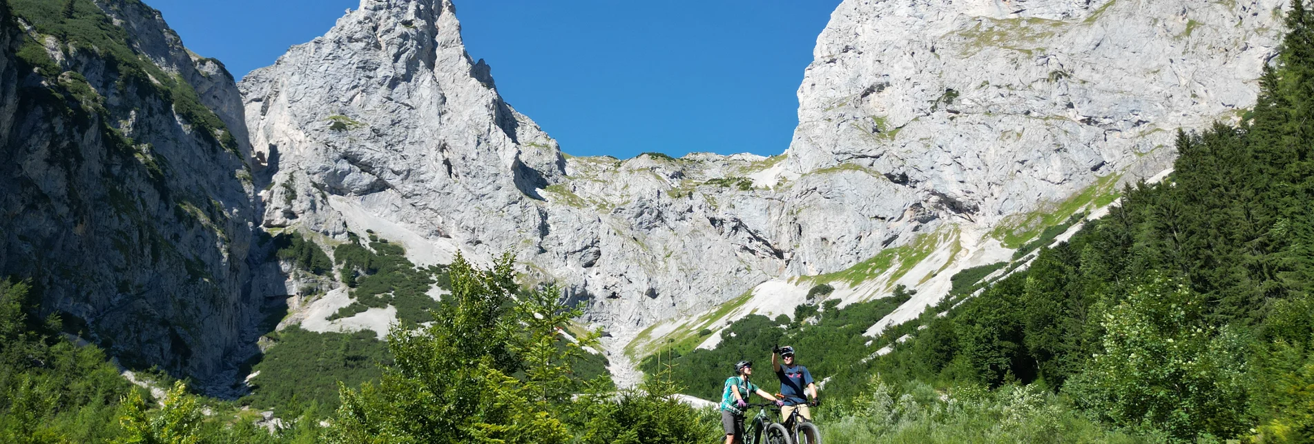 Mountainbiken mit Bergblick | © STG | Jesse Streibl