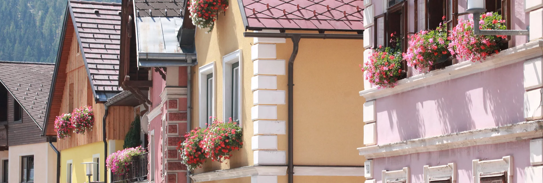 Ortskern von Kalwang mit bunten Häusern hintereinander aufgereiht | © TV ERZBERG LEOBEN
