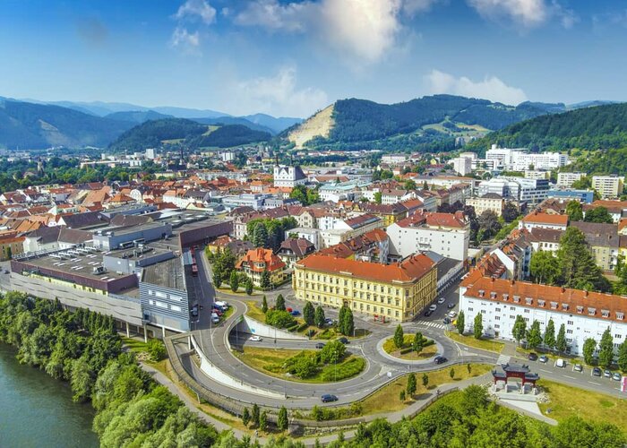 Stadt Leoben von oben mit vielen Häusern und Straßen