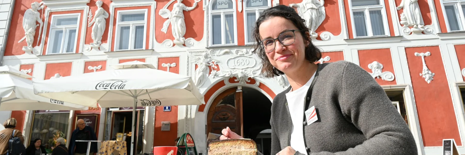 Sophie bei Kaffee und Kuchen vor dem Hacklhaus in Leoben | © Erzberg-Leoben | Manfred Wegscheider Sophie bei Kaffee und Kuchen vor dem Hacklhaus in Leoben | © Erzberg-Leoben | Manfred Wegscheider