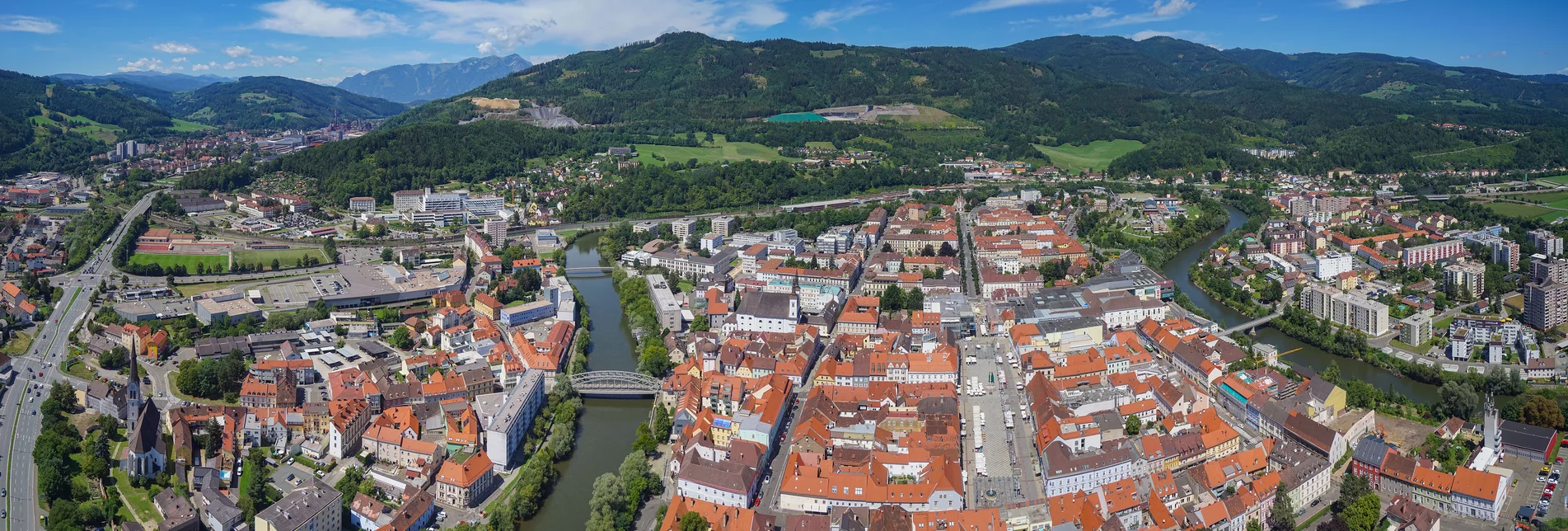 Leoben Stadt von oben umrundet von der Mur