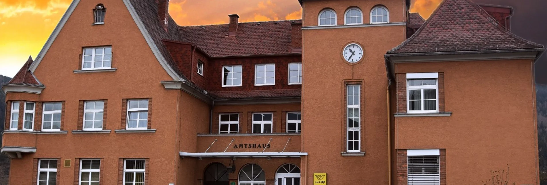 Amtshaus in Niklasdorf bei Sonnenuntergang