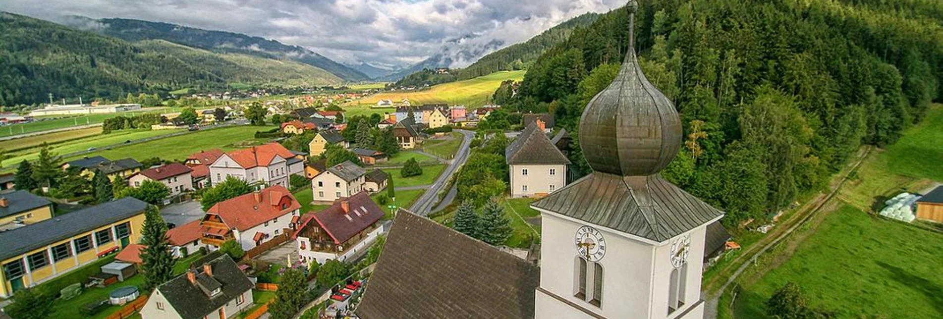 Kirche von oben umgeben von Gräbern