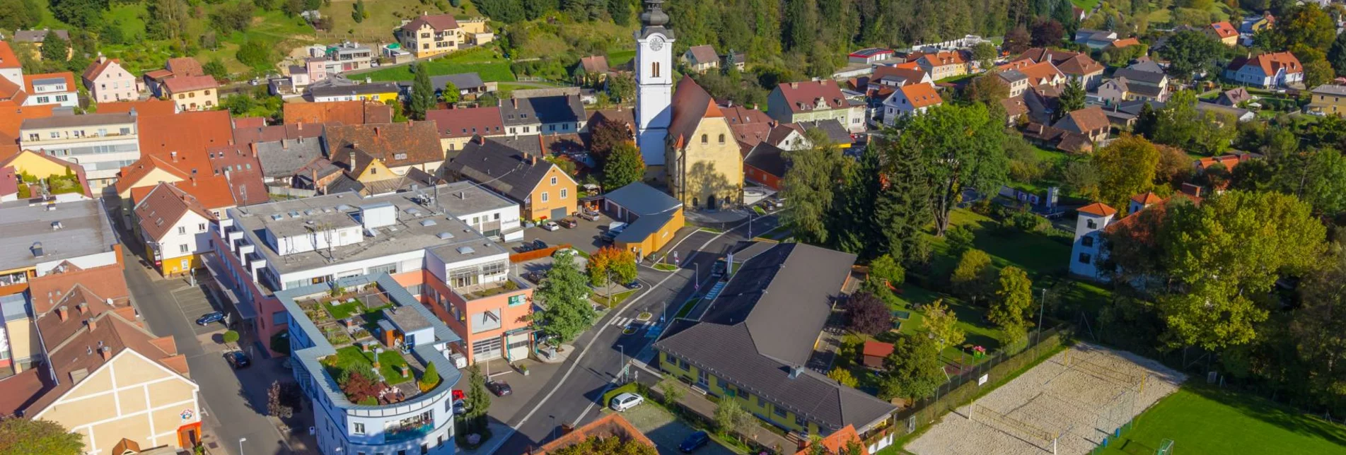 Innenstadt von oben mit Wiesen und Bäumen