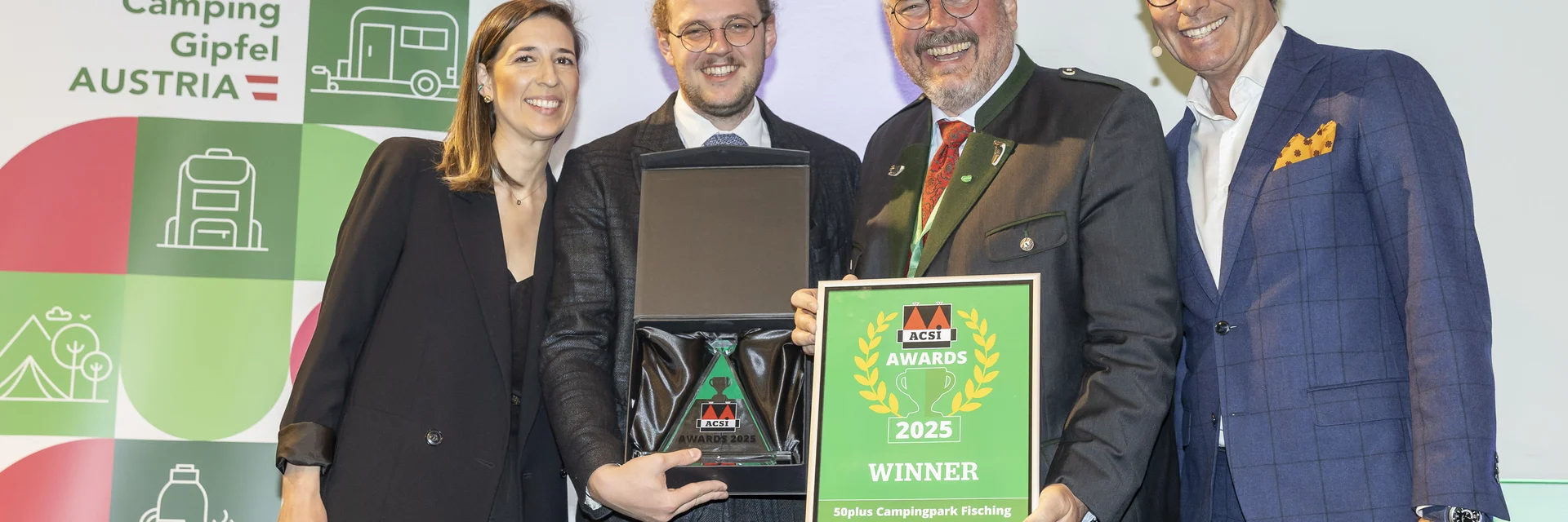 At the presentation of the ACSI Award 2025 (from left to right): [Dilek Özan, Acsi - Rainer and Bernd Pfandl, 50plus Campingpark Fisching - Ramon van Reine CEO ACSI | © www.fotofischer.at | Foto Fischer At the presentation of the ACSI Award 2025 (from left to right): [Dilek Özan, Acsi - Rainer and Bernd Pfandl, 50plus Campingpark Fisching - Ramon van Reine CEO ACSI | © www.fotofischer.at | Foto Fischer