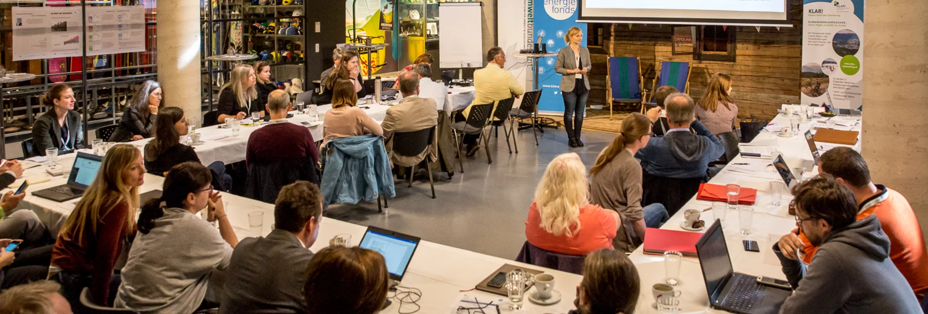 Ansicht eines Seminars mit mehreren Teilnehmern und Tischen in U-Form im WinterSportMuseum Mürzzuschlag