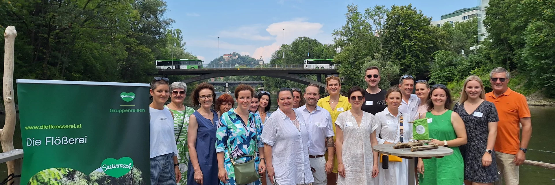 Gruppenfoto am Floß | © Gruppenreisen Steiermark | © Gruppenreisen Steiermark Gruppenfoto am Floß | © Gruppenreisen Steiermark | © Gruppenreisen Steiermark