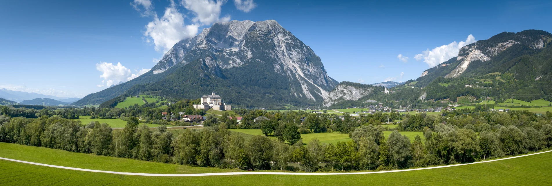 Schloss Trautenfels mit Grimming im Hintergrund | © STG | Tom Lamm