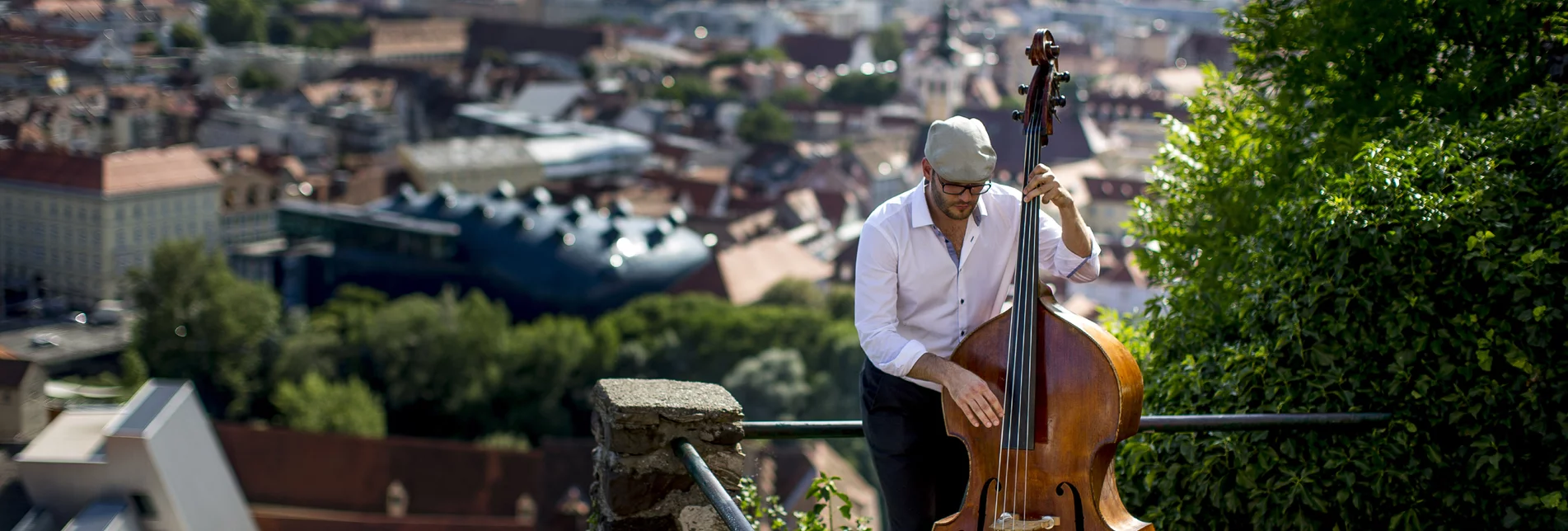 Musician above the roofs of Graz | © Steiermark Tourismus | Tom Lamm
