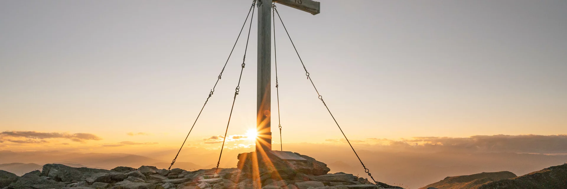 Gipfelkreuz Zirbitzkogel Sonnenuntergang | © TV Murau | René Hochegger Gipfelkreuz Zirbitzkogel Sonnenuntergang | © TV Murau | René Hochegger