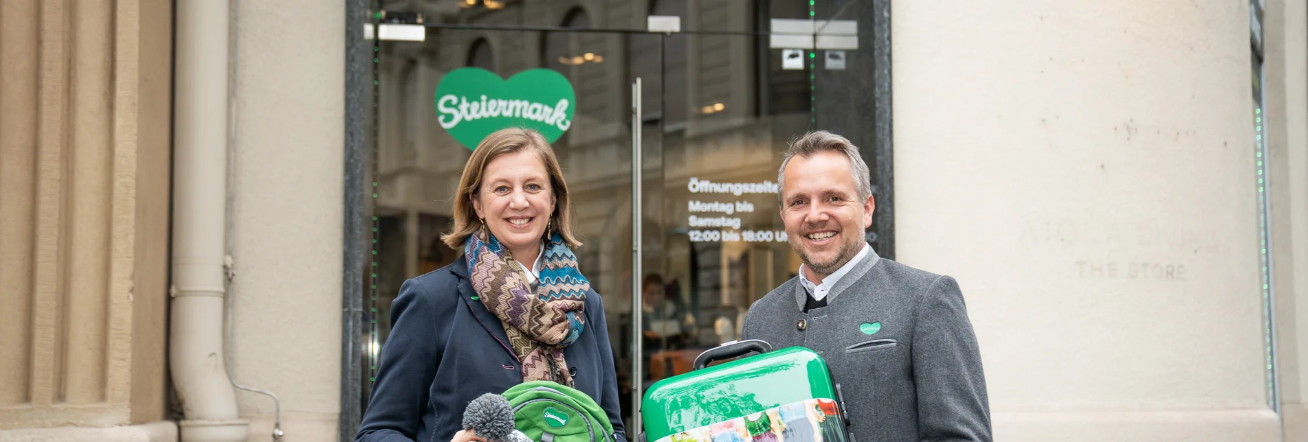 Tourismuslandesrätin Barbara Eibinger Miedl und STG-GF Michael Feiertag eröffnen den neuen Steiermark-Shop mit einer erfolgreichen Bilanz 2024. Tourismuslandesrätin Barbara Eibinger Miedl und STG-GF Michael Feiertag eröffnen den neuen Steiermark-Shop mit einer erfolgreichen Bilanz 2024.