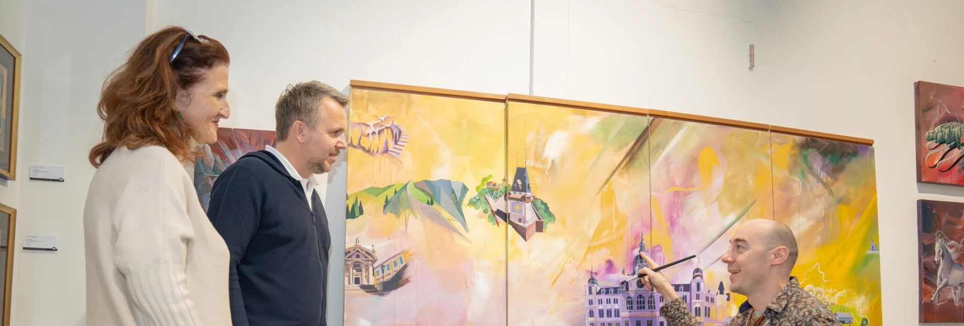 Tom Lohner beim Malen des Expo-Pavillons – Michael Feiertag, GF STG, und Susanne Haubenhofer, GF Erlebnisregion Graz, schauen interessiert zu. Tom Lohner beim Malen des Expo-Pavillons – Michael Feiertag, GF STG, und Susanne Haubenhofer, GF Erlebnisregion Graz, schauen interessiert zu.