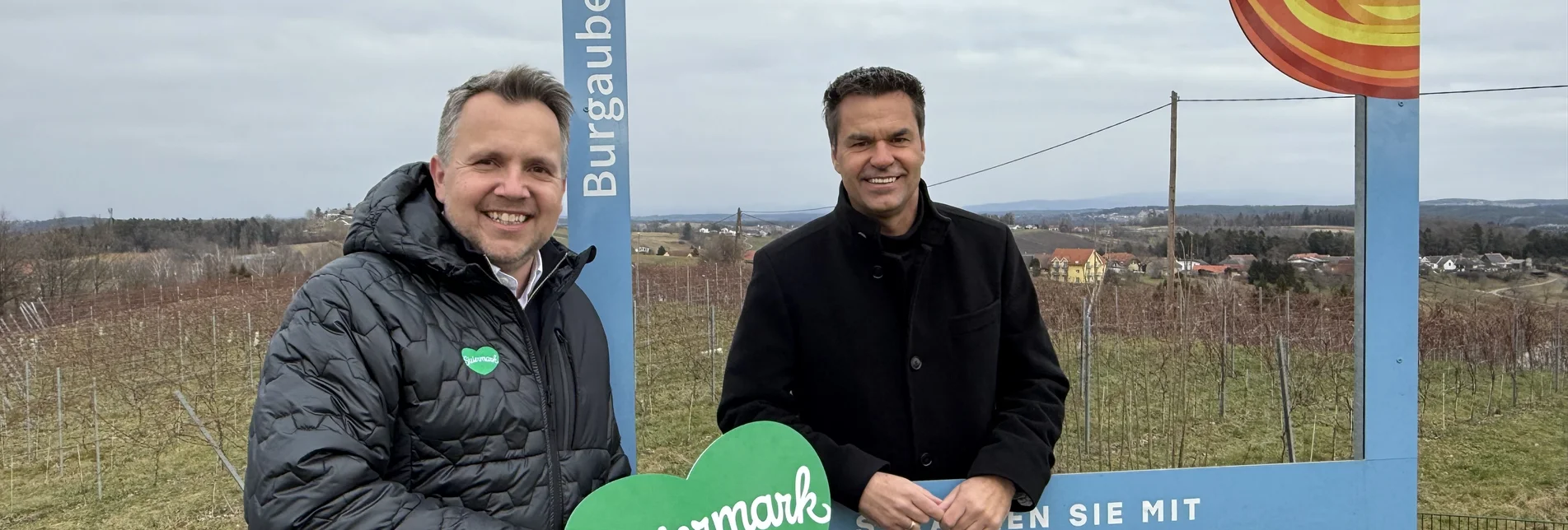 Michael Feiertag (GF Steirische Tourismus und Standortmarketing GmbH) und Didi Tunkel (GF Burgenland Tourismus) bei der Übergabe in Burgauberg. Michael Feiertag (GF Steirische Tourismus und Standortmarketing GmbH) und Didi Tunkel (GF Burgenland Tourismus) bei der Übergabe in Burgauberg.
