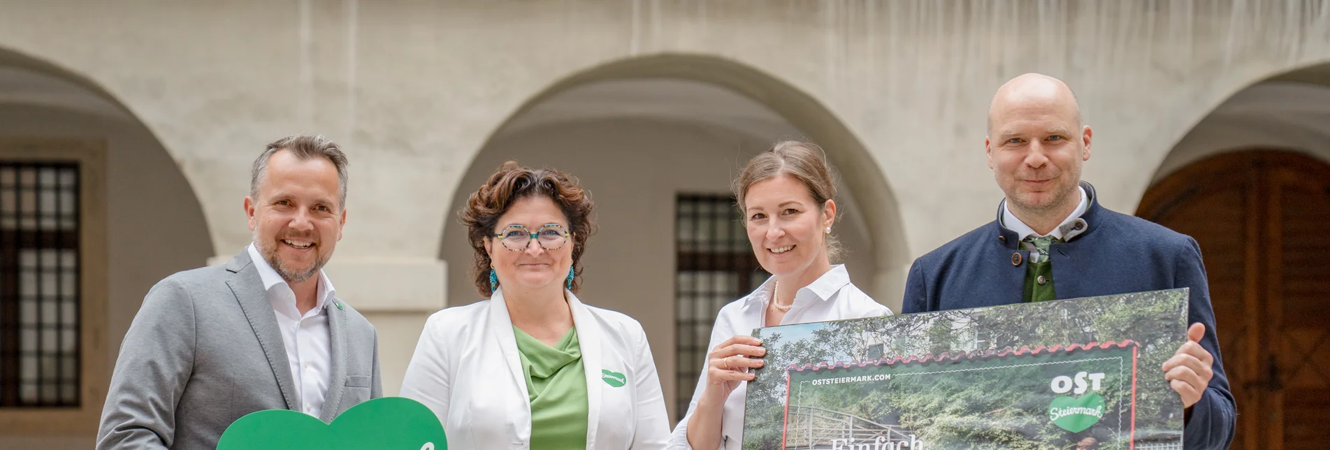 Michael Feiertag (GF STG), Julia Fandler (Ölmühle Fandler in Pöllau), Kathrin Großschedl (Vorsitzende-Stellvertreterin des Oststeiermark Tourismus) und Stefan Schindler (GF Oststeiermark Tourismus) präsentierten zukunftsorientierte Markenauffrischung.