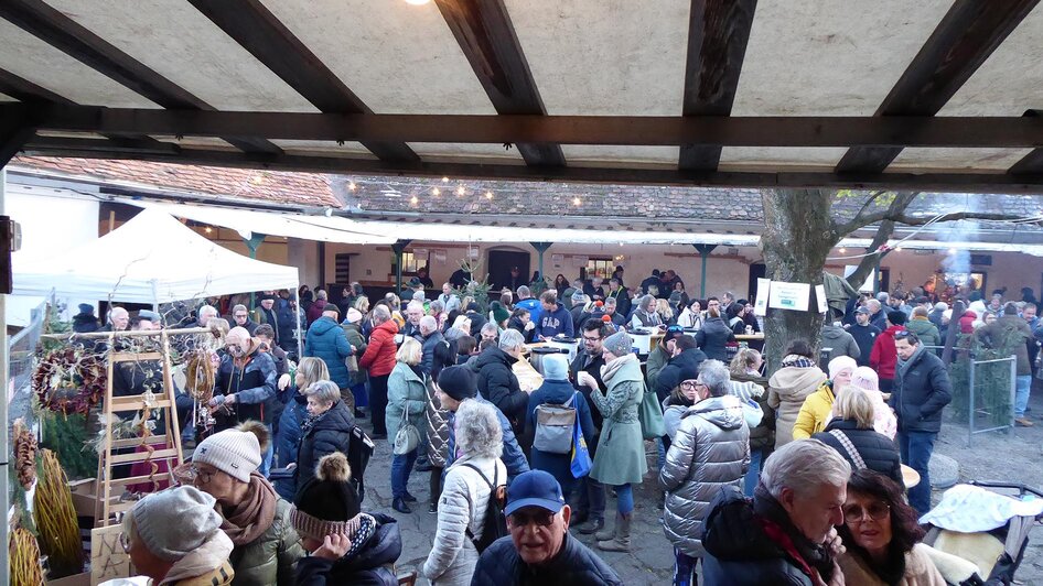 Buntes Treiben am Adventmarkt | © Manfred Schöninger