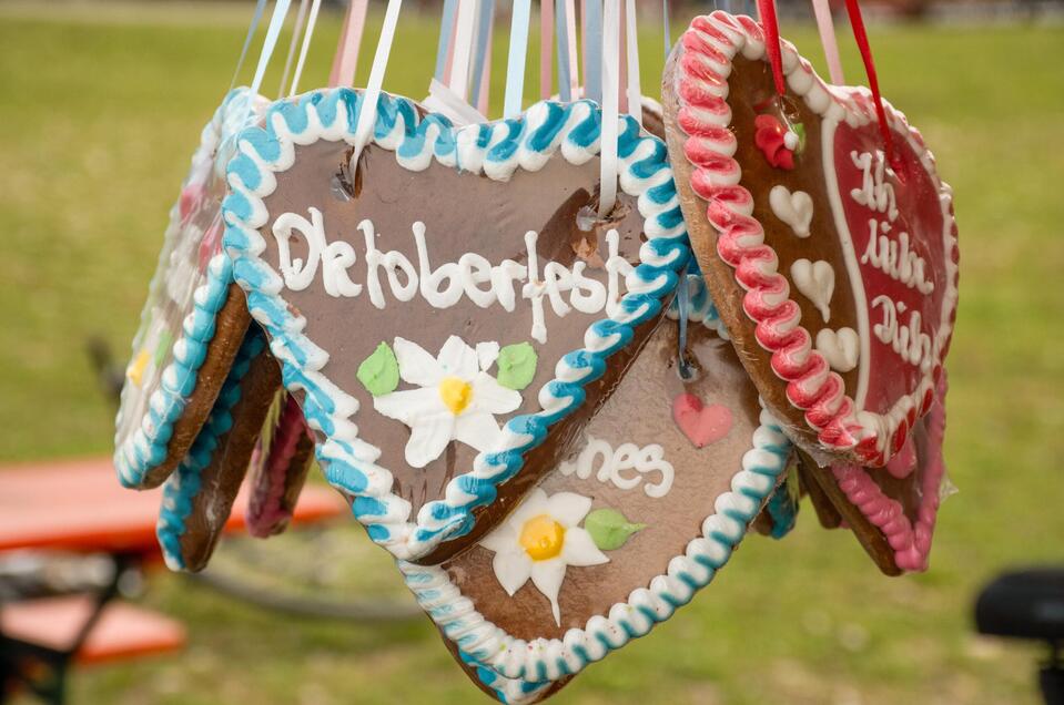 Oktoberfest Gingerbread Heart | ©  iStock