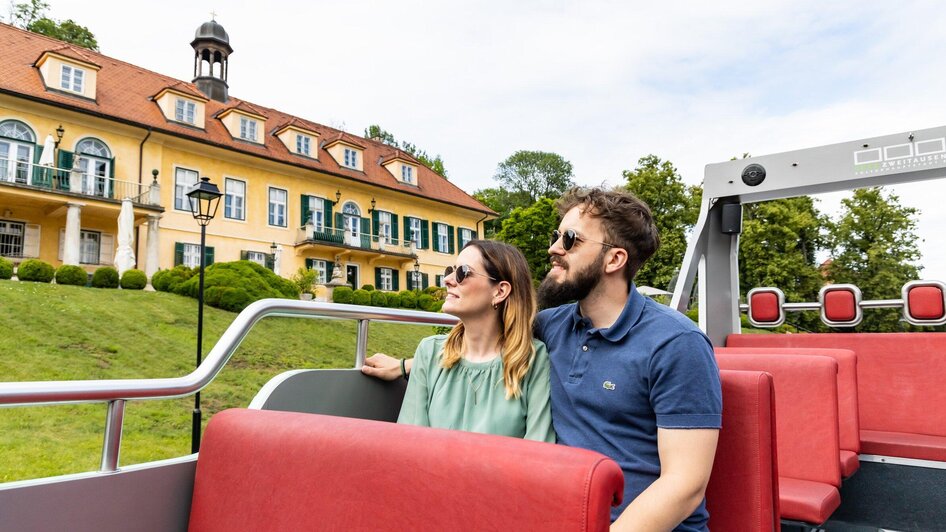 Auf zum Genuss im Cabrio Bus - St. Veiter Schlössl | © Graz Tourismus - Werner Krug Auf zum Genuss im Cabrio Bus - St. Veiter Schlössl | © Graz Tourismus - Werner Krug