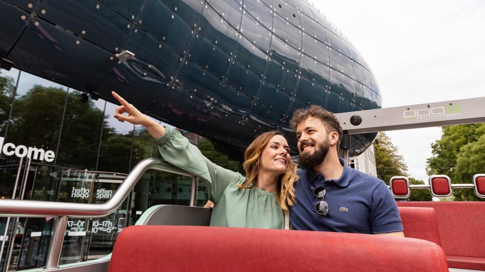 Auf zum Genuss im Cabrio Bus 1. Station Kunsthaus7 | © Graz Tourismus - Werner Krug Auf zum Genuss im Cabrio Bus 1. Station Kunsthaus7 | © Graz Tourismus - Werner Krug