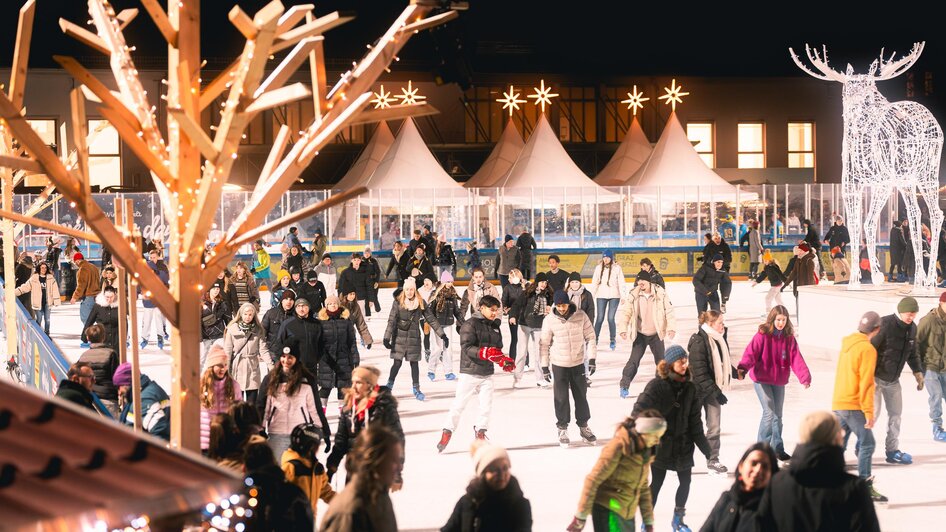 Buntes Treiben in der Winterwelt | © Simon Kuro