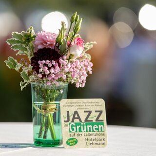 Blumendeko bei Jazz im Grünen im Gästepark Hotel L | © TV Region Graz-Harry Schiffer