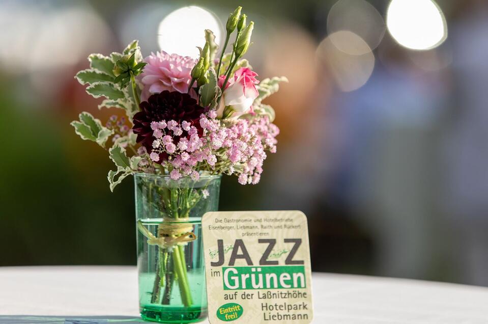 Blumendeko bei Jazz im Grünen im Gästepark Hotel L | © TV Region Graz-Harry Schiffer