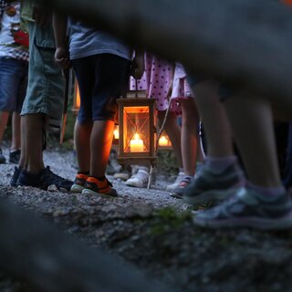 Group of children with lighted lanterns | © ÖFM-Christiane Becker