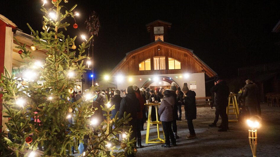 Weihnachtsmarkt vor Bergbaumuseum_Oststeiermark | © Monika Breitegger