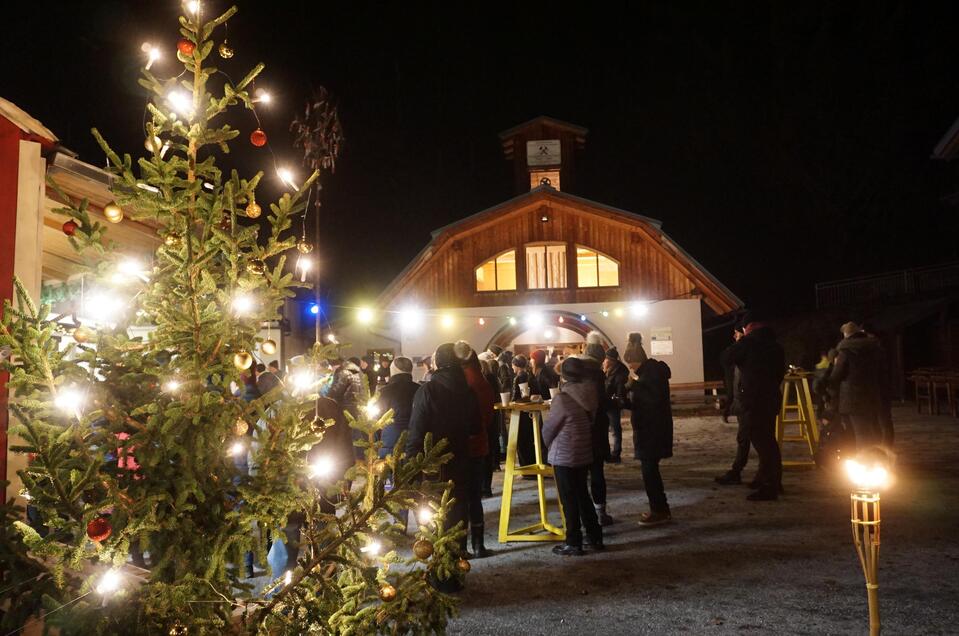 Weihnachtsmarkt vor Bergbaumuseum_Oststeiermark | © Monika Breitegger
