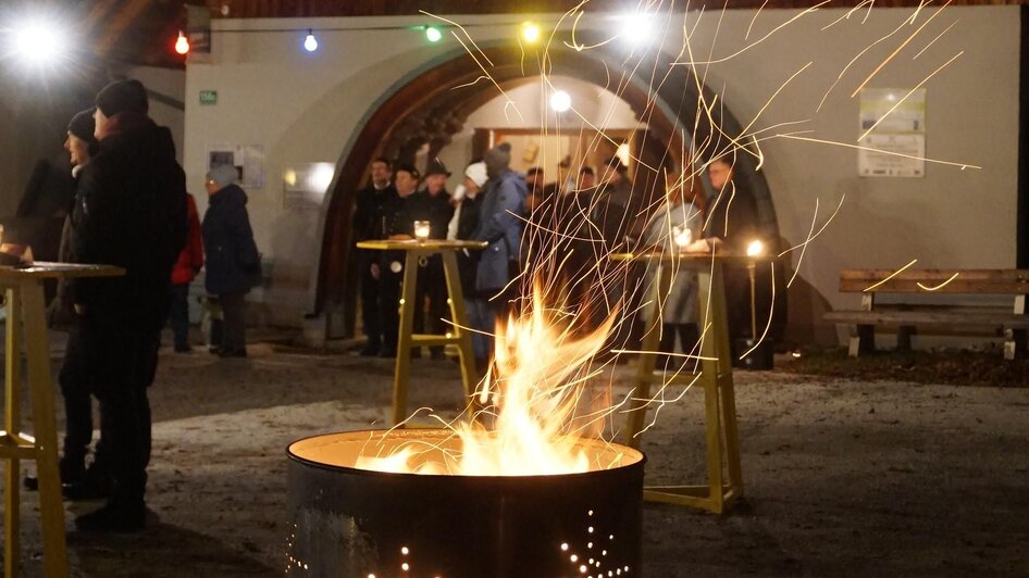 Lagerfeuer vor Bergbaumuseum_Oststeiermark | © Monika Breitegger