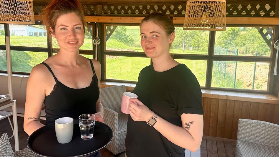 Café Sophia - Inhaberin auf der Terrasse | © Café Sophia