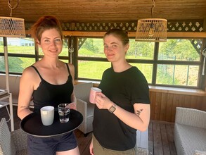 Café Sophia - Inhaberin auf der Terrasse | © Café Sophia