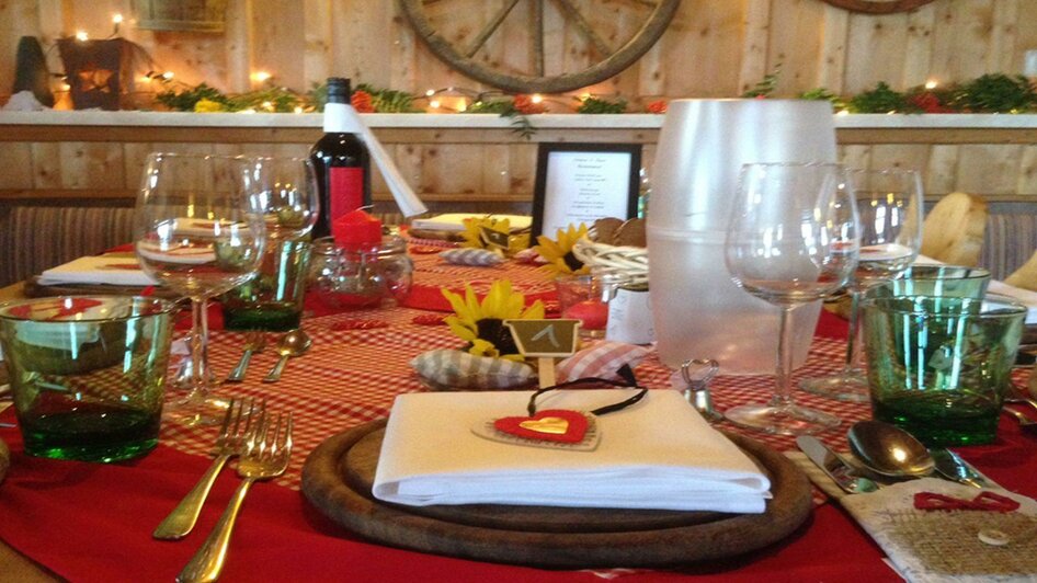 Pfannerhütte, festively laid table, Tauplitz | Mario Seebacher | © Mario Seebacher Pfannerhütte, festlich gedeckter Tisch, Tauplitz | © Mario Seebacher