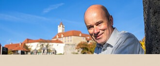 Günther Maierhofer with Riegersburg castle  | © Matthias Sammer