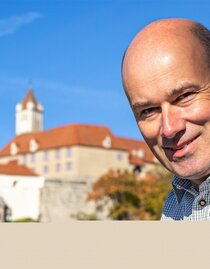 Günther Maierhofer with Riegersburg castle  | © Matthias Sammer | Matthias Sammer | © Matthias Sammer