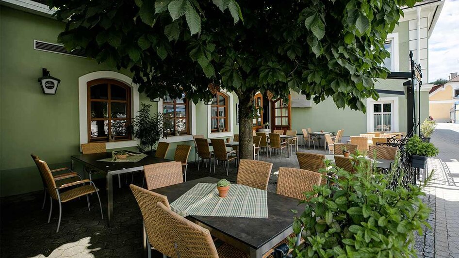 Gemütlicher Gastgarten mit Schatten | © Gasthof zur Waldheimat
