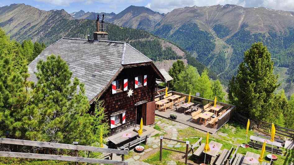 Grazer Hütte mit Bergpanorama | © Anna Wolf