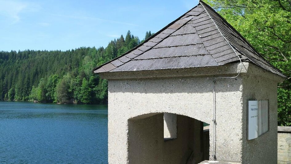 Hierzmann Stausee_auf der Staumauer | © Clemens Stockner Hierzmann Stausee_auf der Staumauer | © Clemens Stockner