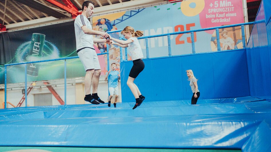 Jump25 Trampolin blau | lex-karelly | © Lex Karelly Jump25 Trampolin blau | © Lex Karelly